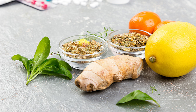 Naturalna apteczka pierwszej pomocy dla aktywnych 40+: Dlaczego zapobieganie jest tańsze niż leczenie?